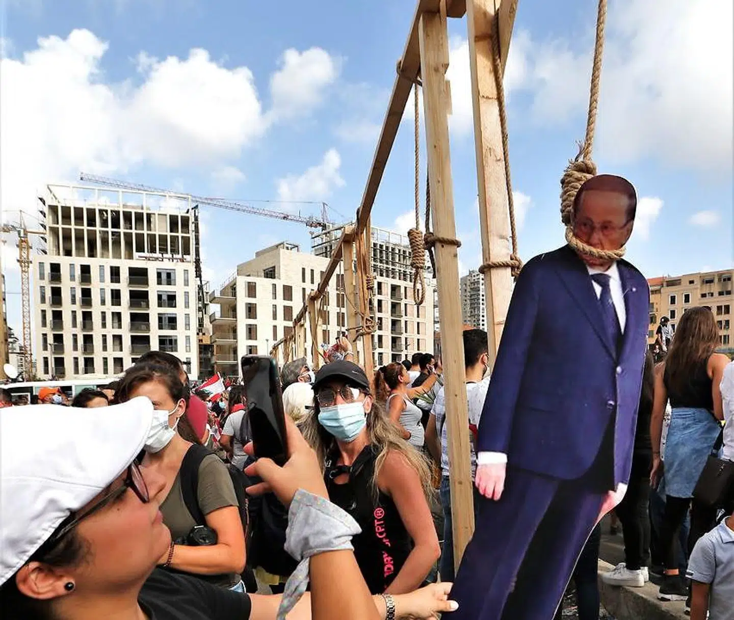På Martyrernes Plads har nogle hægt en papfigur af den libanesiske præsiden, Michel Aoun.