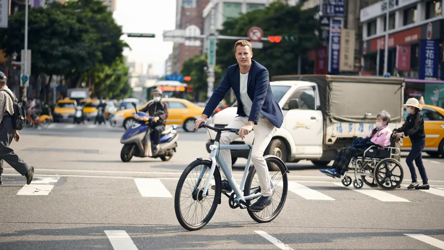 Ties Carlier på en af VanMoofs cykler.