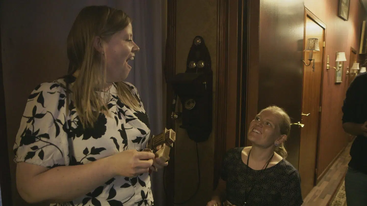 Her går Isabel på knæ for sin Tina.