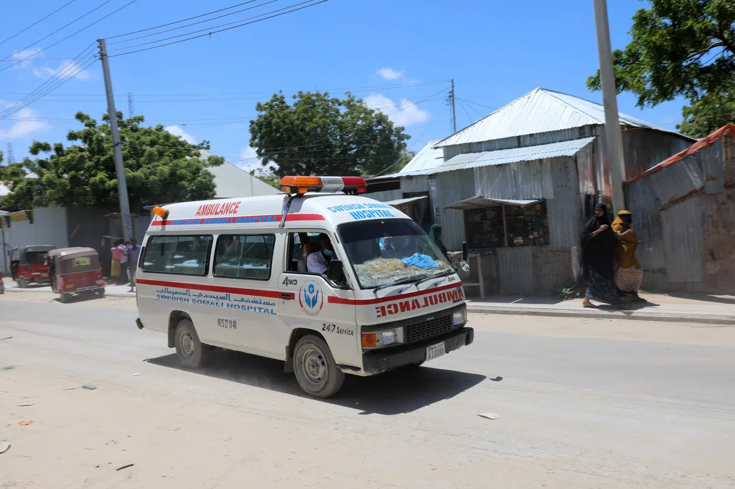 En ambulance nær militærbasen i Mogadishu umiddelbart efter eksplosionen. Angrebet var rettet mod en militærbase nær landets nationalstadion, hvor soldater fra hæren er udstationeret. Feisal Omar/Reuters