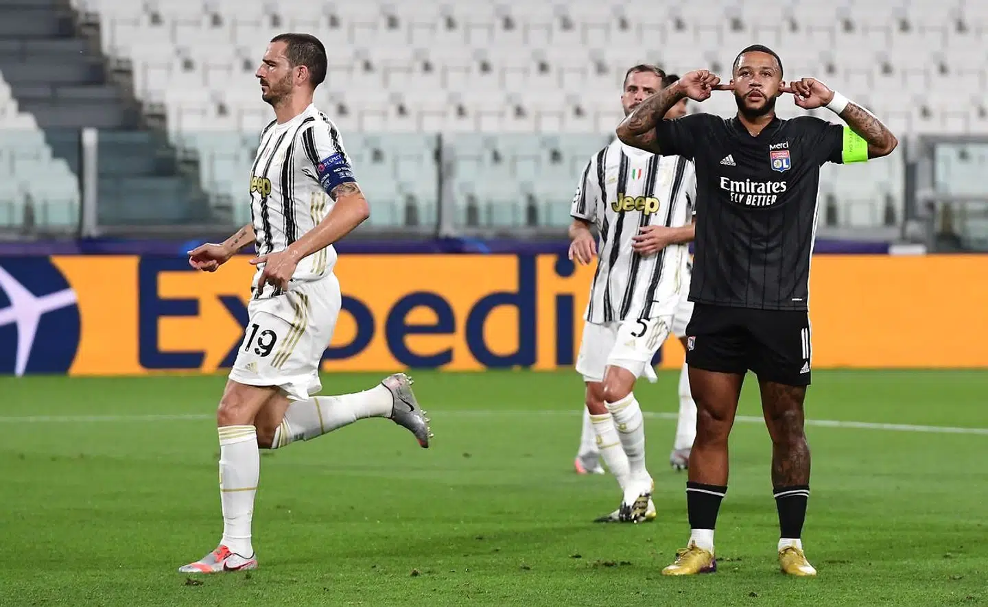 Lyon's Dutch forward Memphis Depay (R) celebrates scoring his team's first goal during the UEFA Champions League round of 16 second leg football match between Juventus and Olympique Lyonnais (OL), played behind closed doors due to the spread of the COVID-19 infection, caused by the novel coronavirus, at the Juventus stadium, in Turin , on August 7, 2020. (Photo by Miguel MEDINA / AFP)