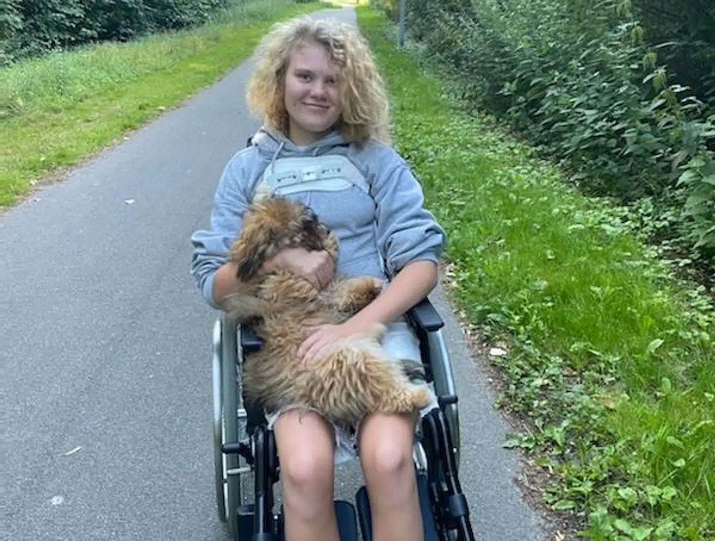 Andrea sidder nu i kørestol og kan ikke længere bevæge sine ben. Foto: Privat