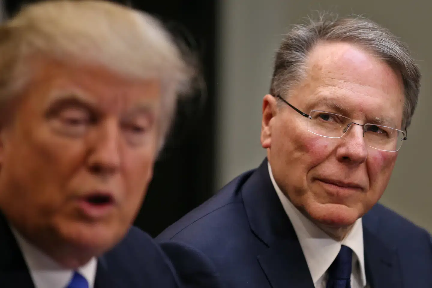 NRA-direktør Wayne LaPierre, der her ses på et møde med USA's præsident, Donald Trump, skal ifølge New Yorks justitsminister have kanaliseret store summer ned i egen lomme på ulovlig vis. NRA afviser beskyldningerne. (Arkivfoto) Carlos Barria/Reuters