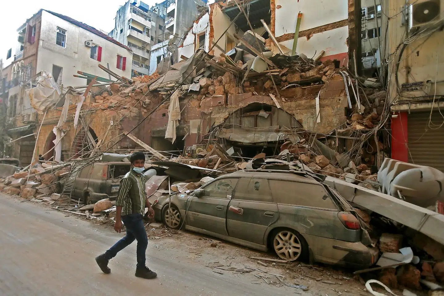 Ødelæggelserne er tydelige i Beirut dagen efter eksplosionerne. Redningspersonale har brugt hele morgenen på at lede efter overlevende. STR / AFP.