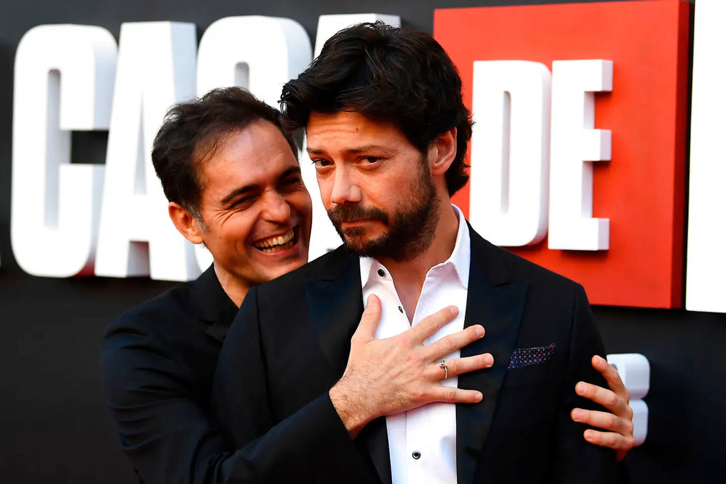 Alvaro Morte (th) spiller 'Professoren' og Pedro Alonso (tv) spiller juvelrøveren Berlin i 'Papirhuset'