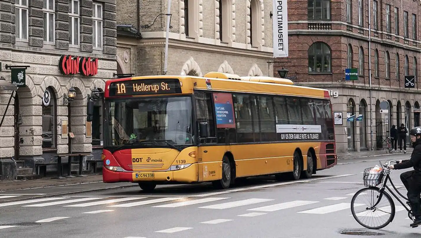 Busser og tog er 'fremragende' til at sprede smitte, men da det er en bærende samfundsstøtte, så lukker den offentlige transport ikke ned. Men der kan komme yderligere restriktioner.