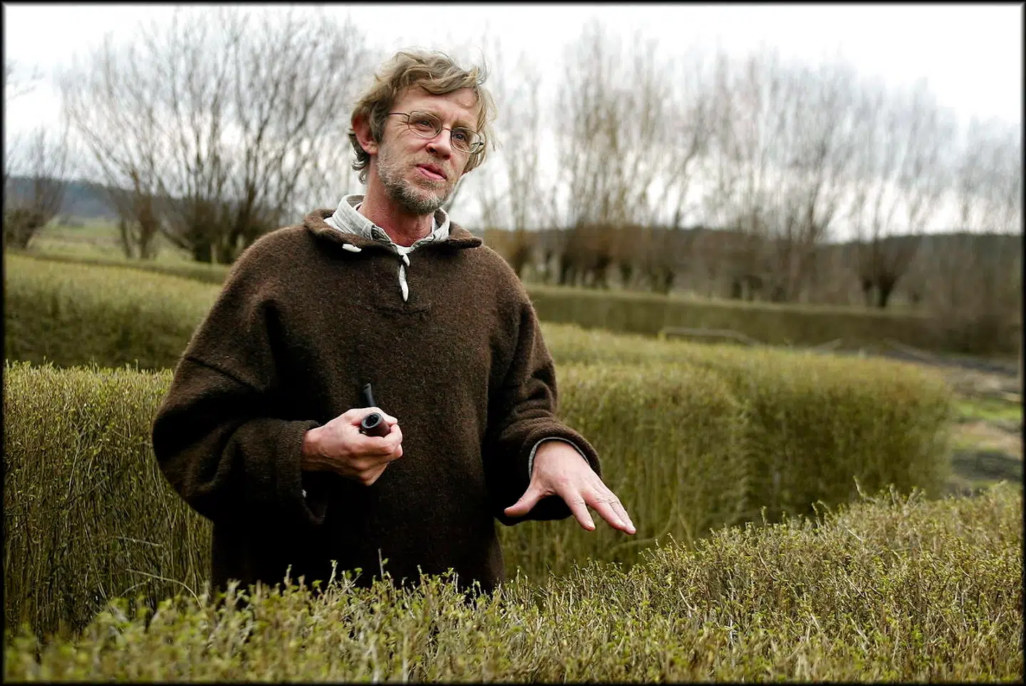 Arkivfoto fra 2002. Søren Ryge Petersen i sin have på Djursland.
