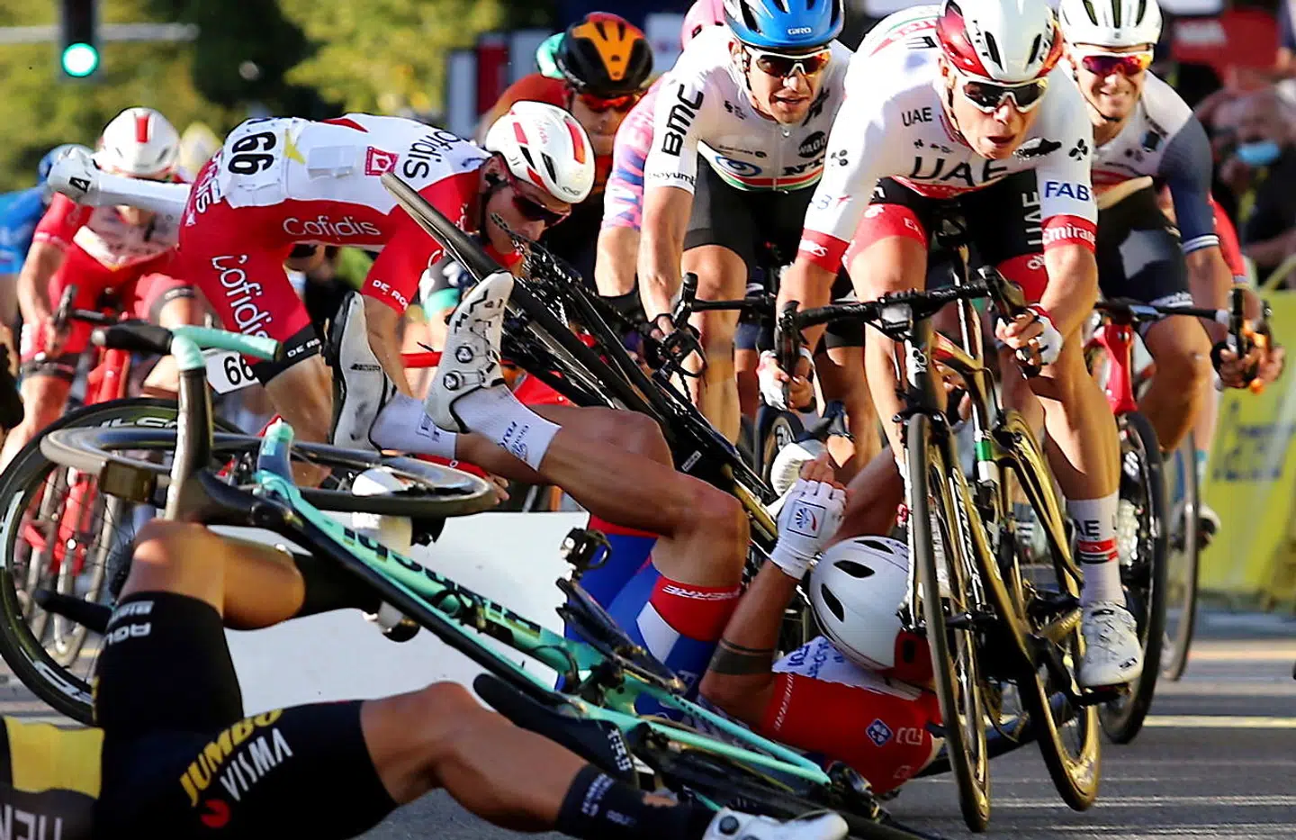 Onsdagens styrt. Fabio Jakobsen er ikke til stede på dette billede.