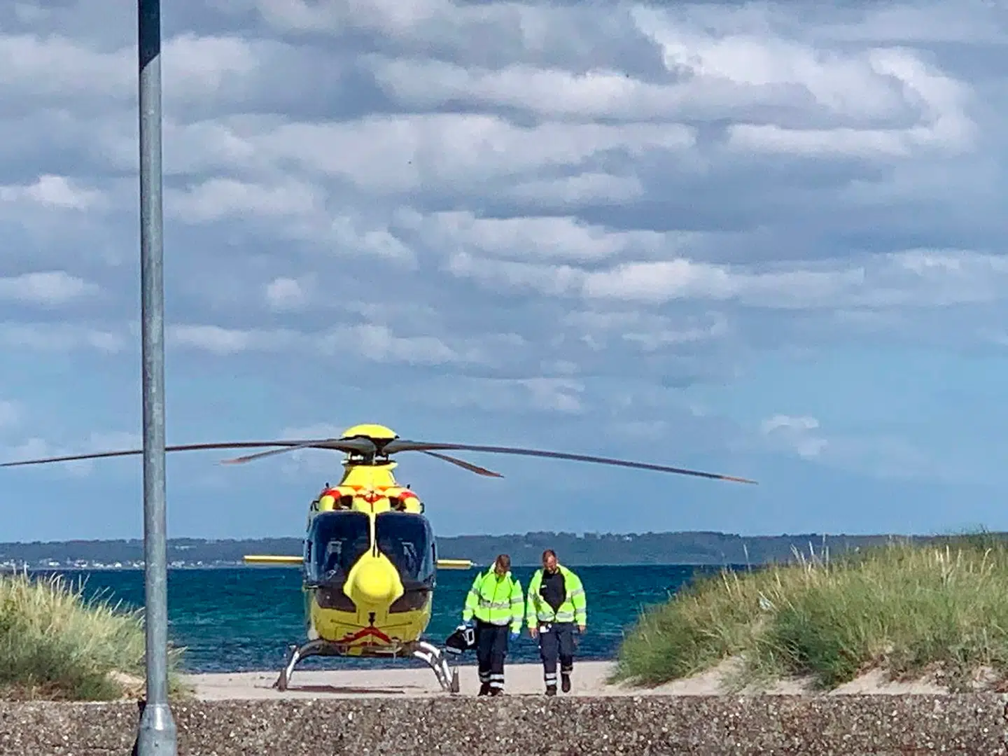 Politi og redningsfolk arbejder. Tre børn blev grebet af strømmen ved Hornbæk i Nordsjælland tirsdag den 28. juli 2020 . En kom selv i land, mens livredder fik to i land . Det oplyser Nordsjællands Politi, der ikke kan sige noget om børnenes tilstand. - Børnene bliver grebet af strømmen og ført til havs i retning mod Sverige, fortæller politiets vagtchef Camilla Preigel. Det lykkes det ene barn selv at komme i land, mens en livredder får bragt de to andre børn ind. (Foto: Presse-foto.dk/Ritzau Scanpix)