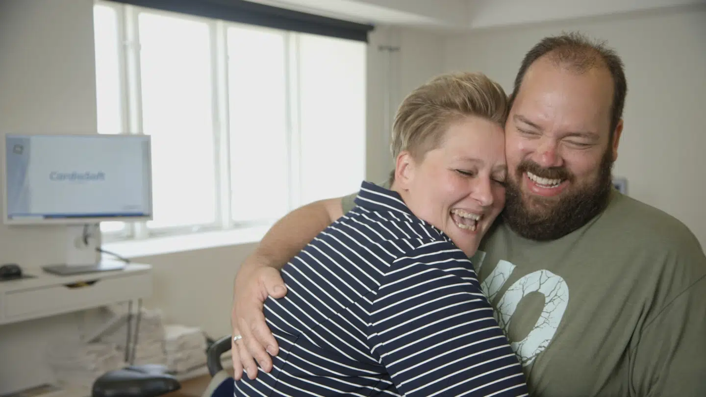 Rikke var svært begejstret efter revanchen med burger-testen og fejrede det med at omfavne sin mand.