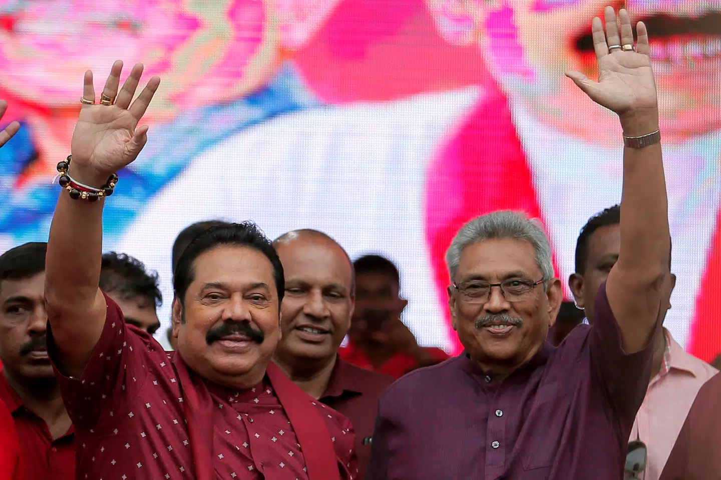 Hvis præsident Gotabaya Rajapaksas parti vinder, håber præsidenten (t.h.) at kunne indsætte sin bror, tidligere præsident Mahinda Rajapaksa (t.v.), som premierminister og dermed stramme familiens greb om Sri Lankas 21 millioner indbyggere. (Arkivfoto) Dinuka Liyanawatte/Reuters
