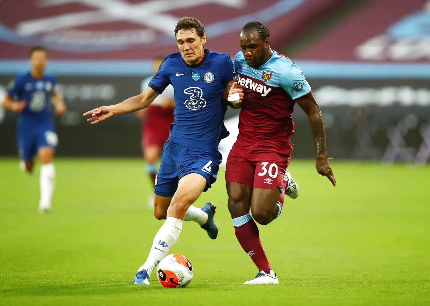 Andreas Christensen i kamp med West Hams Michail Antonio.