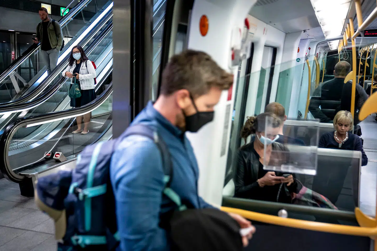 Mundbind i myldretiden ved Nørreport station og i Metroen i København, mandag den 3. august 2020. Sundhedsstyrelsen anbefaler nu, at passagerer bruger mundbind, når der er trængsel i den kollektive trafik.. (Foto: Mads Claus Rasmussen/Ritzau Scanpix)