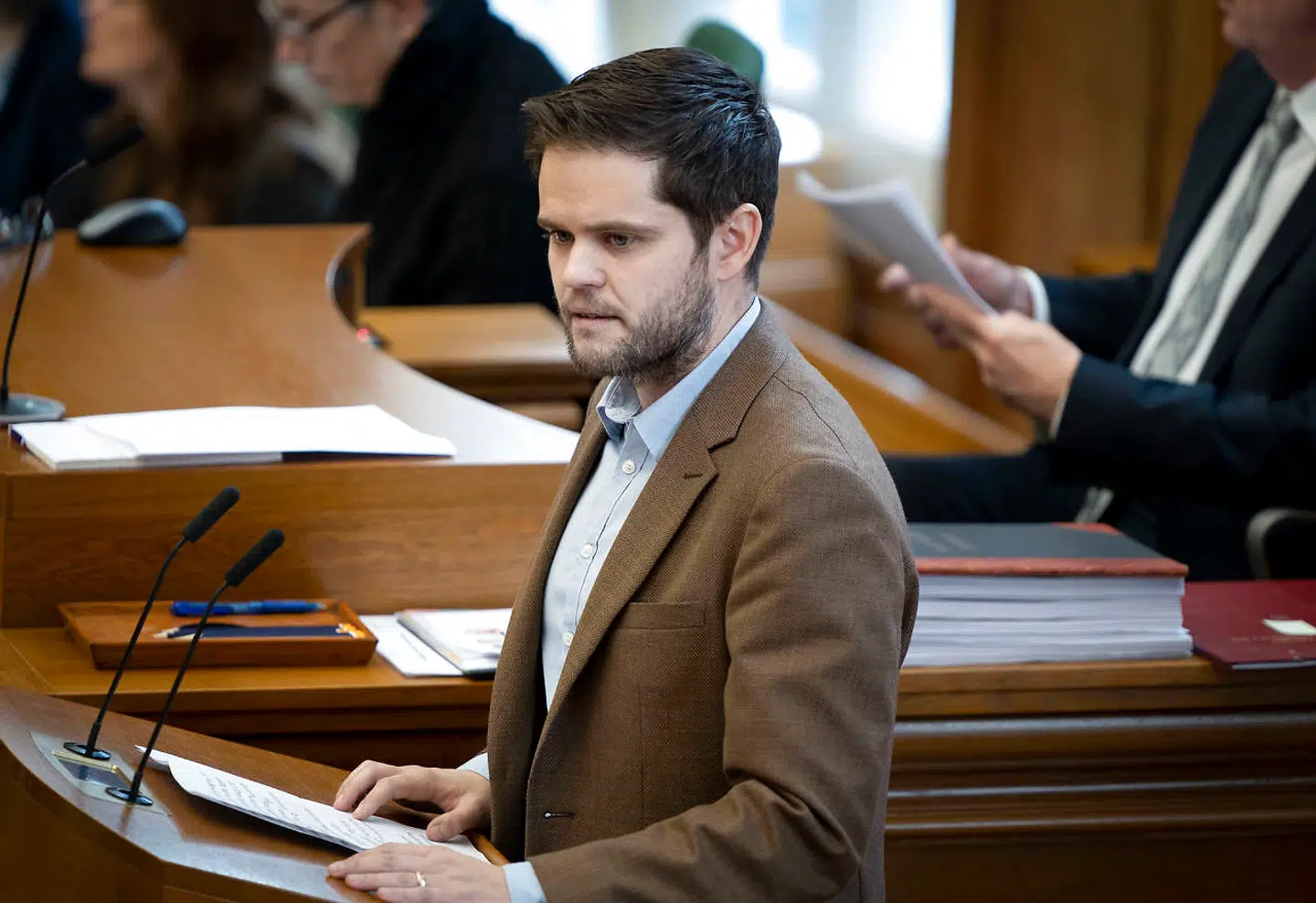 Andreas Steenberg, der er udlændingeordfører, kan ikke forstå, hvorfor man eftergiver kravet til de tilbagevendte indvandrere efter tre år. Han mener, at kravet skal fastholdes.