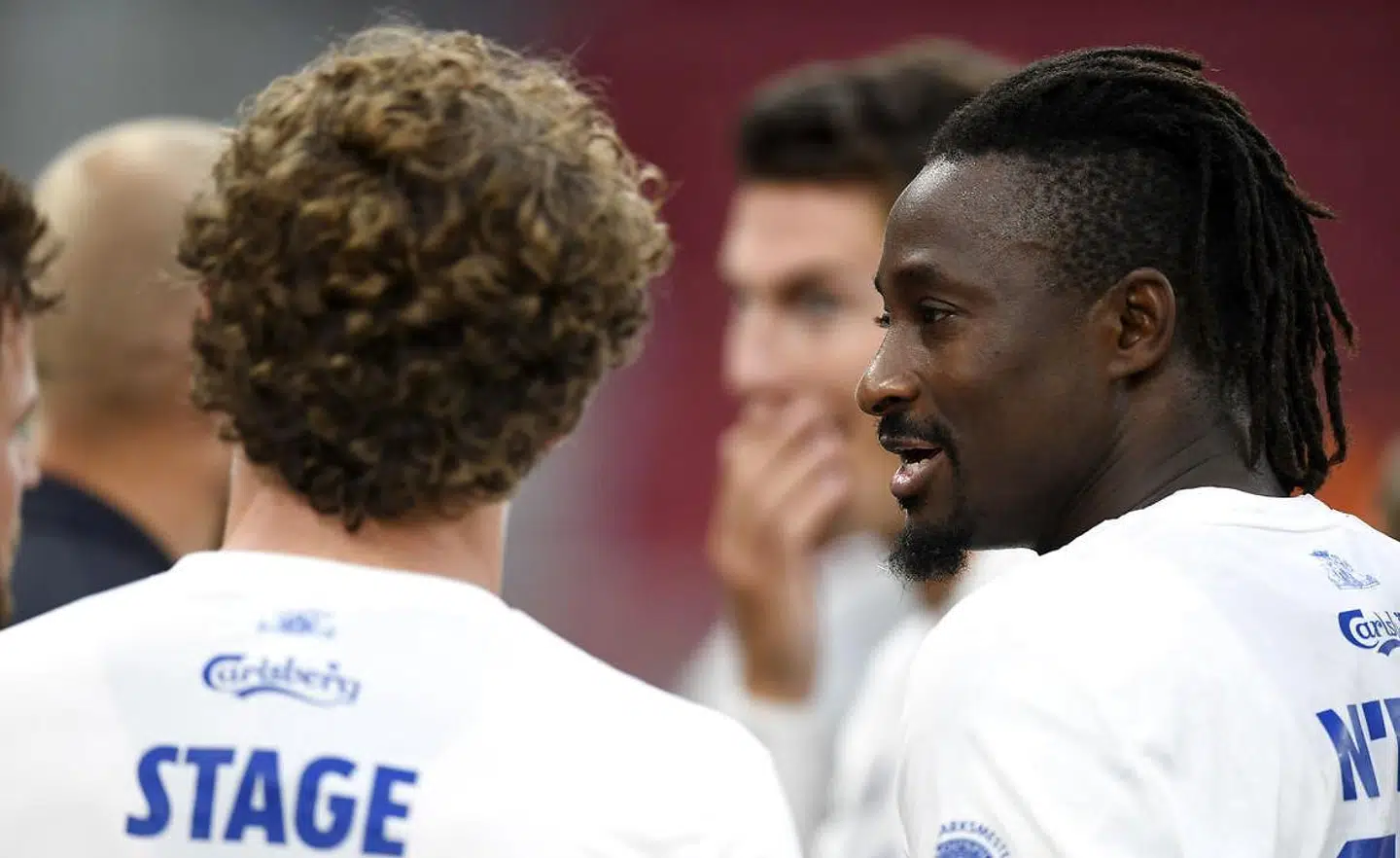 Dame N'Doye i samtale med Jens Stage efter sin sidste kamp i FCK-trøjen.