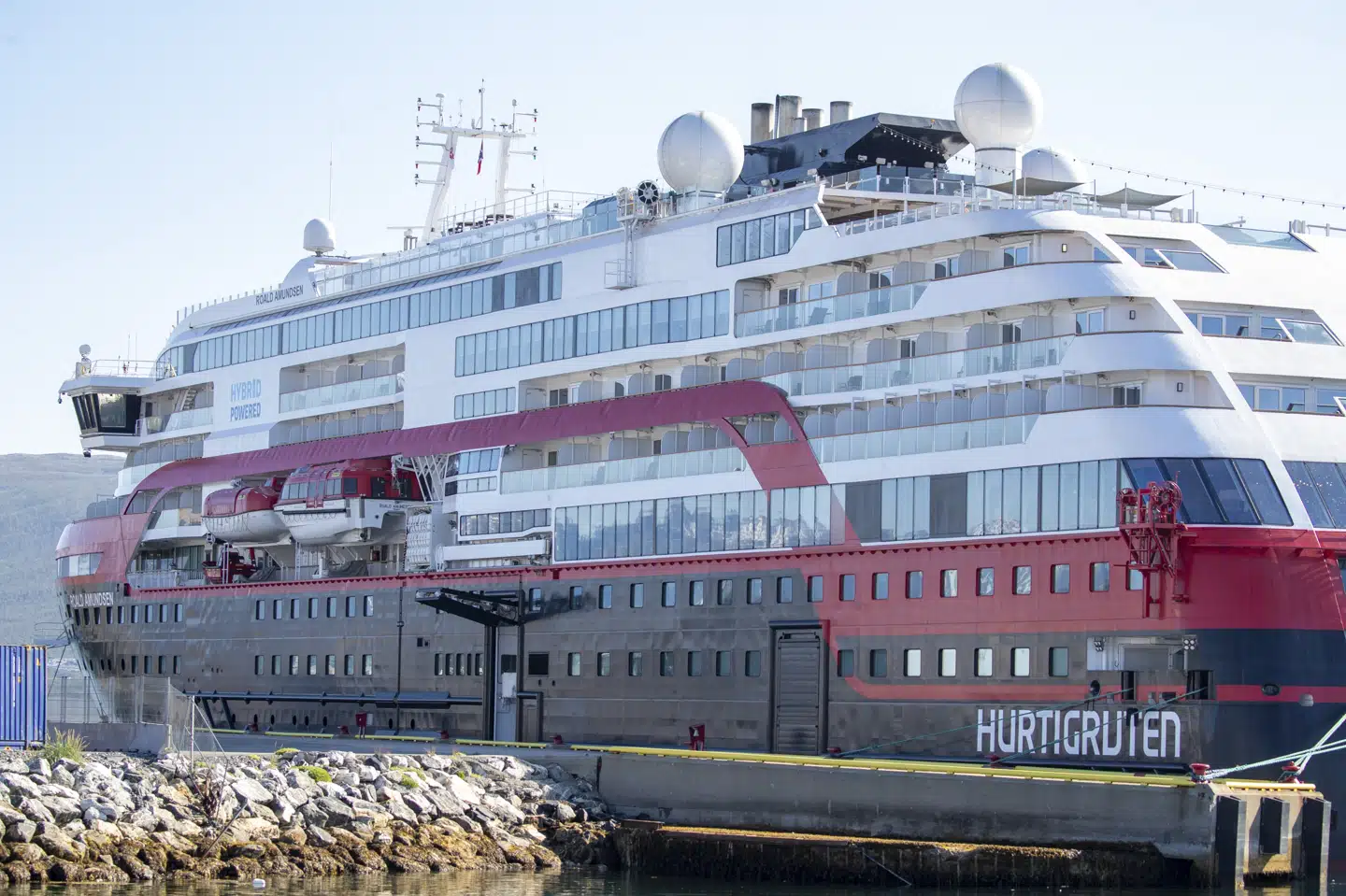 Skibet Roald Amundsen, der er et af Hurtigrutens skibe, ligger i Tromsø, hvor et antal besætningsmedlemmer er i karantæne. Terje Pedersen/Ritzau Scanpix