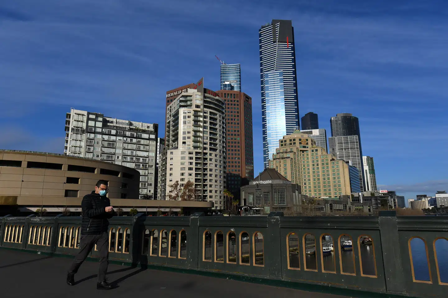 Den australske millionby Melbourne indførte søndag en nedlukning, som betyder, at indbyggere ikke må forlade deres hjem mellem klokken 20 og 05 om morgenen. Myndighederne meddelte mandag, at forretninger nu vil blive lukket for at hindre udbredelse af coronasmitte. Stringer/Reuters