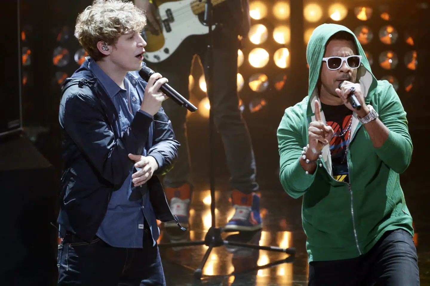 Singer-songwriteren Tim Bendzko og reggae-sangeren Shaggy ses her optræde sammen tilbage i 2012. (Arkivfoto.) Fabrizio Bensch/Reuters