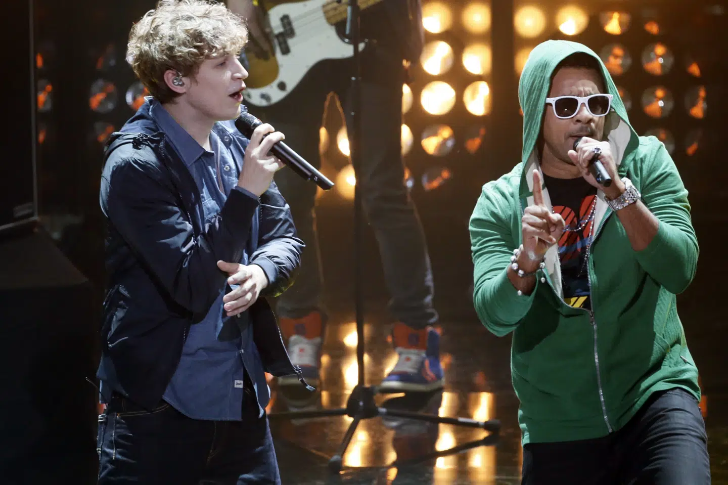 Singer-songwriteren Tim Bendzko og reggae-sangeren Shaggy ses her optræde sammen tilbage i 2012. (Arkivfoto.) Fabrizio Bensch/Reuters