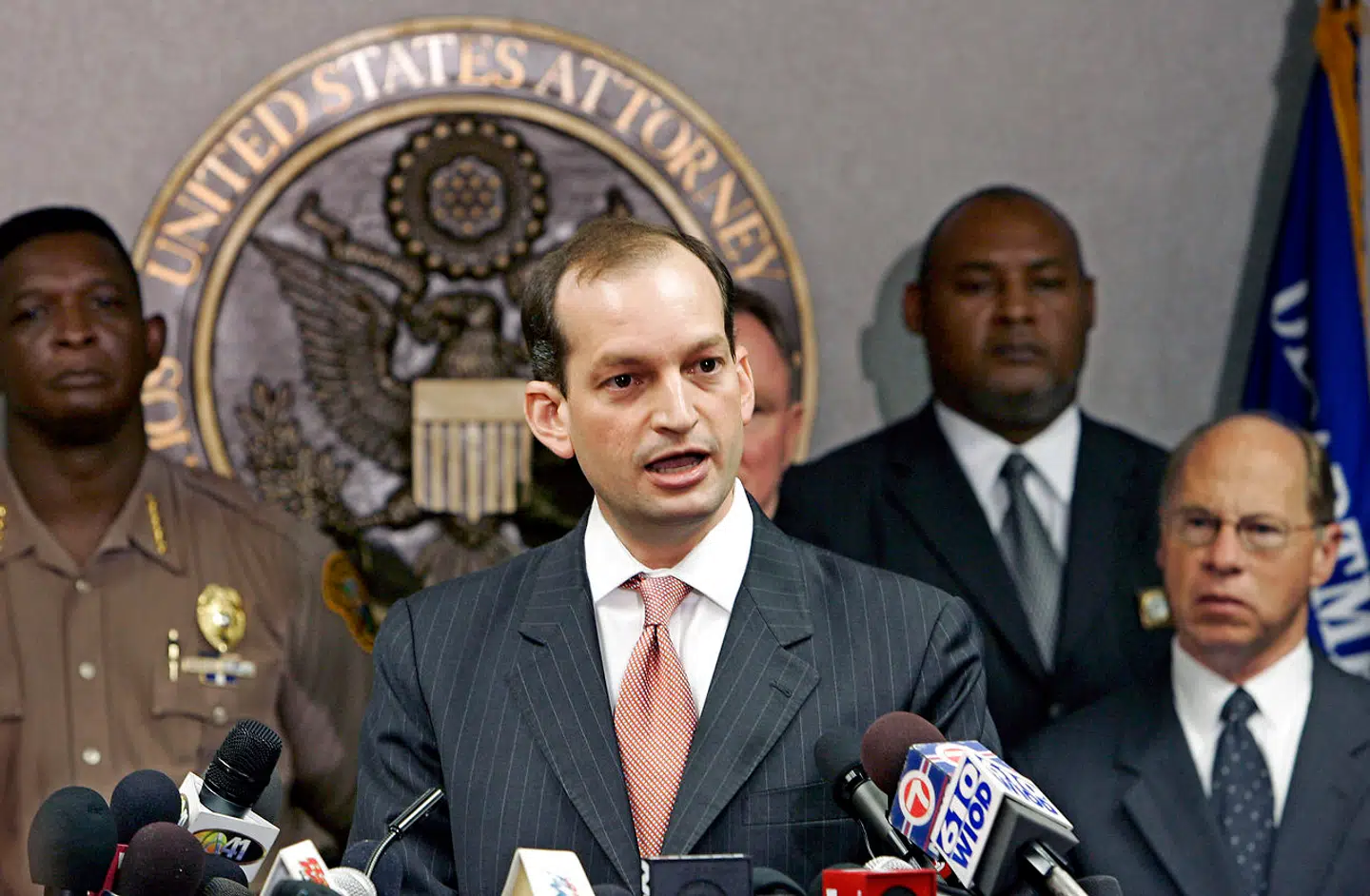 En ung Alexander Acosta holder i 2006 pressemøde om at have forhindret et al-Qaeda-angreb i Chacago.