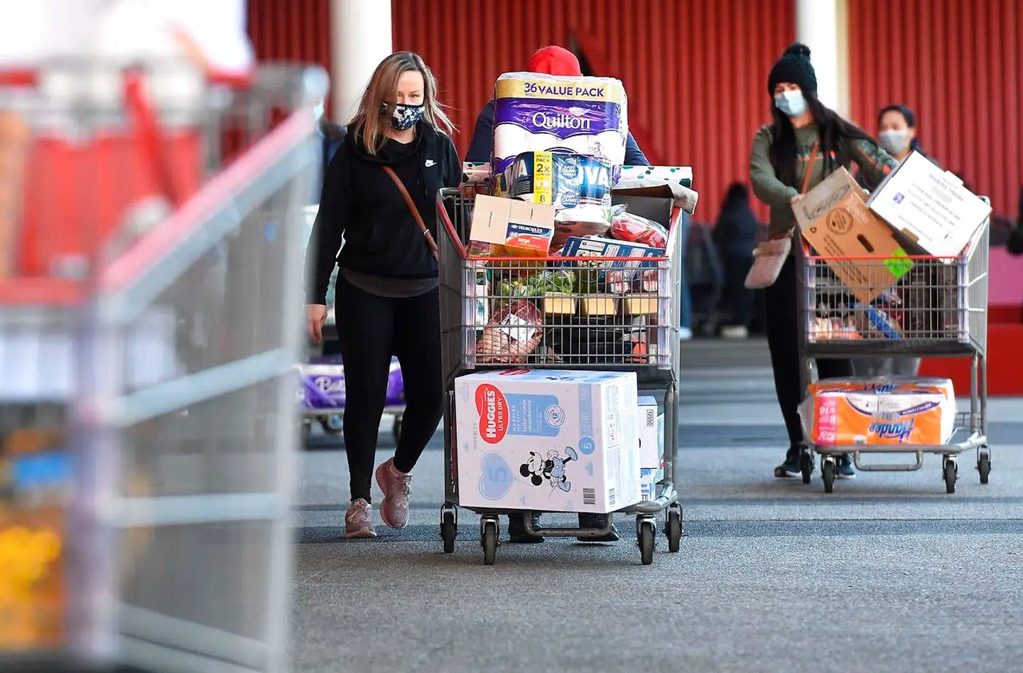 Iført mundbind købte folk ind i stor stil.