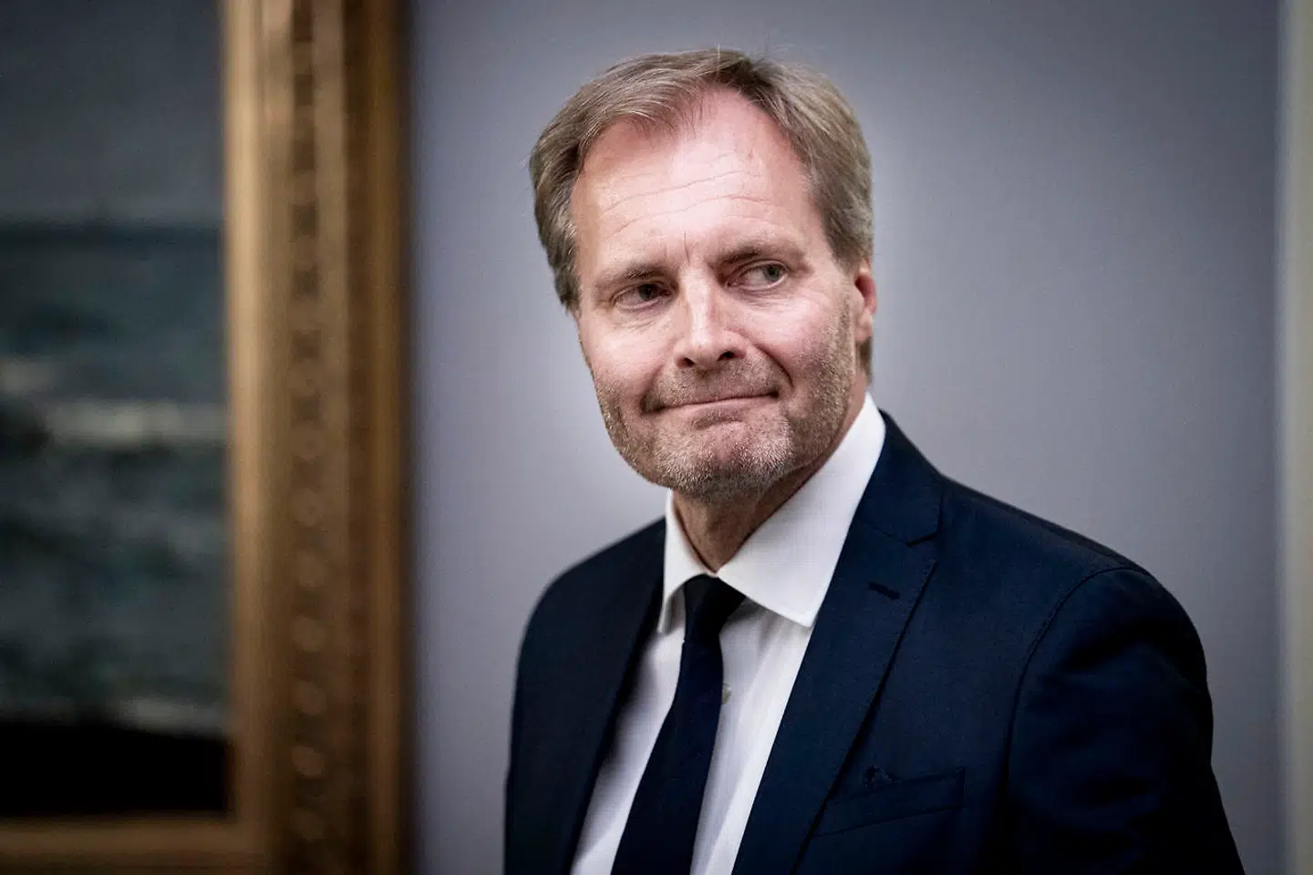 Dansk Folkepartis Peter Skaarup ankommer til samråd, tirsdag den 9. juni 2020. Statsminister Mette Frederiksen (S) er blevet bedt om at redegøre for grundlaget for regeringens beslutning om at lukke Danmark ned, herunder for, hvilke myndigheder statsministeren konkret henviste til på pressemødet den 11. marts 2020. (Foto: Niels Christian Vilmann/Ritzau Scanpix)