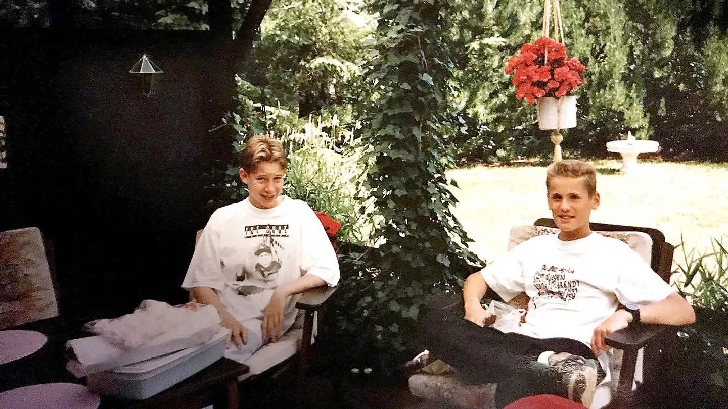 Lasse og Jannik blev venner tilbage i 1992. Her ses de som børn. Foto: Privat.