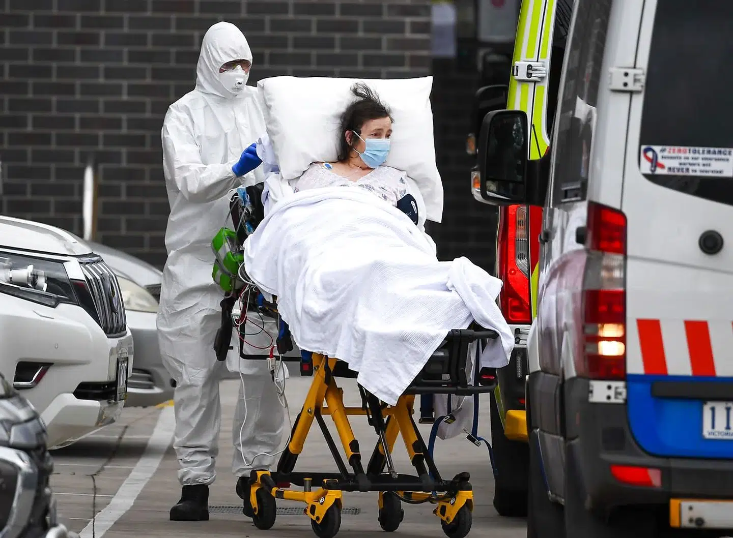Ambulancepersonale med patient i Melbourne.
