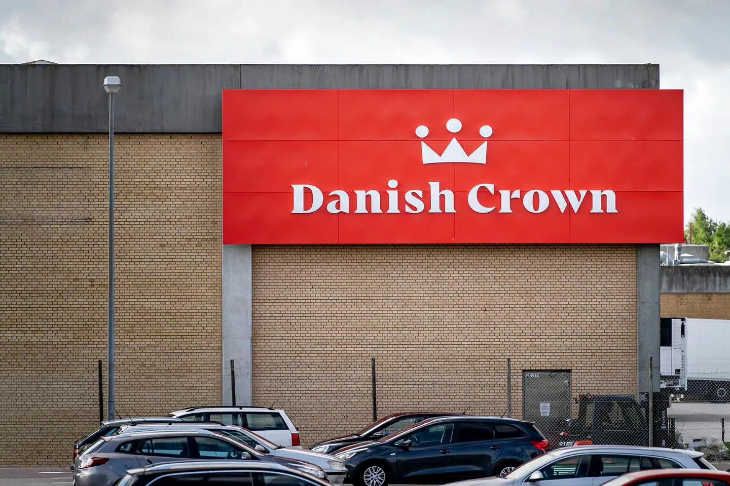 Danish Crown slagteriet i Ringsted, onsdag den 29. juli 2020.Danish Crown har opdaget coronavirus hos flere medarbejdere på sit slagteri i Ringsted. Tirsdag fortalte virksomheden, at tre medarbejdere på slagteriet var blevet testet positive for virusset. Onsdag kan virksomheden fortælle, at der nu er mindst 15 smittede.