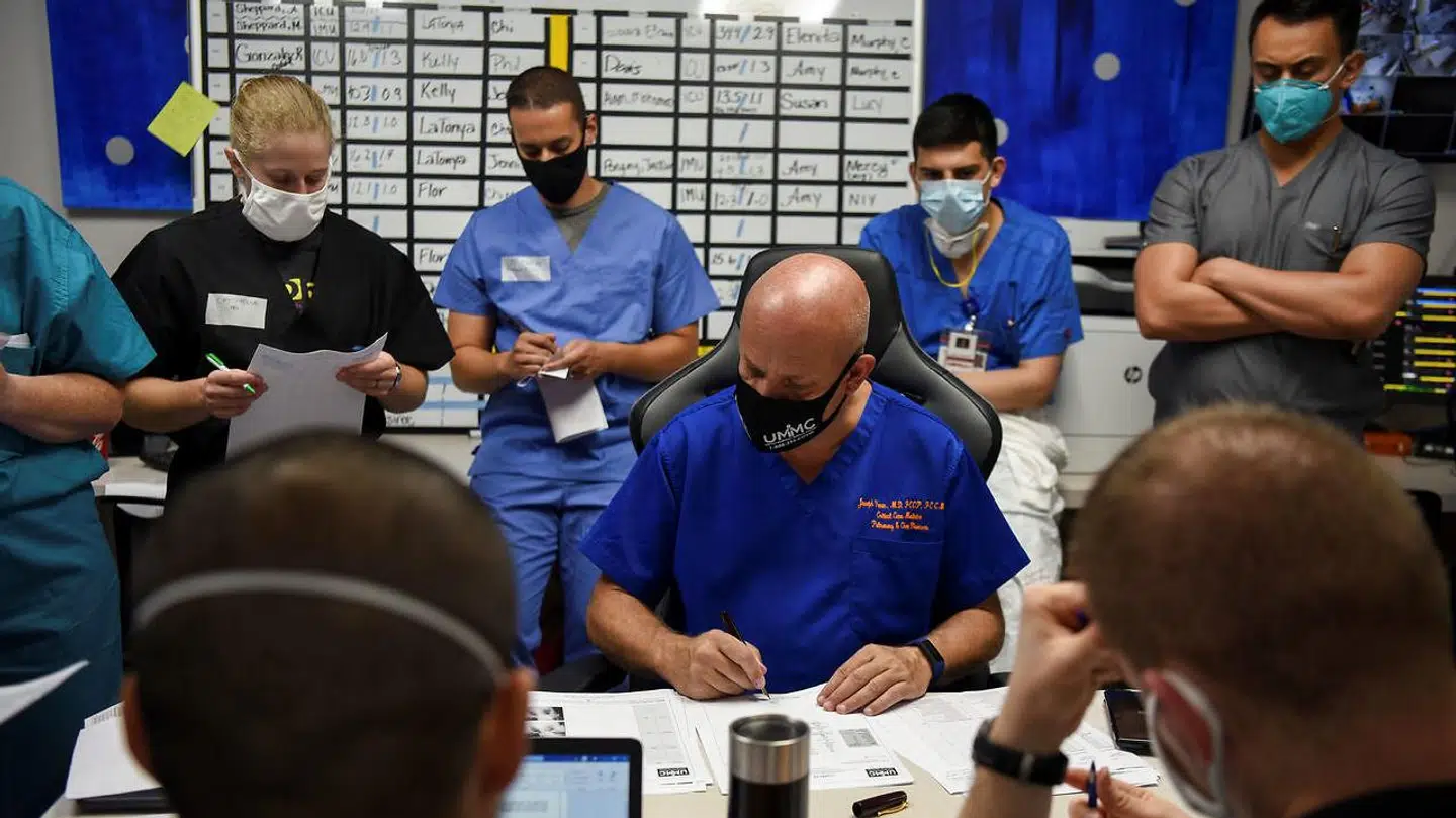 Joseph Varon med resten af corona-pesonalet.