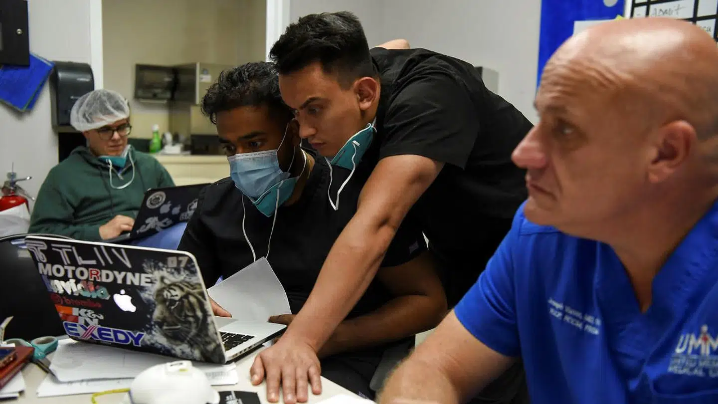 Her de ansatte på under et dagligt møde på United Memorial Medical Center. Joseph Varon til højre i billedet.