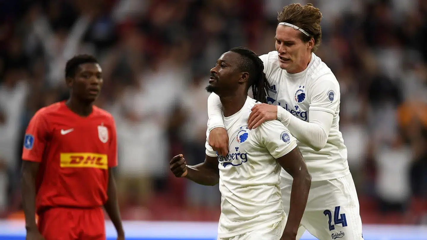 Dame N'Doye tiljubles efter sin scoring til 2-1 i sin sidste kamp for FC København mod FC Nordsjælland 26. juli 2020.