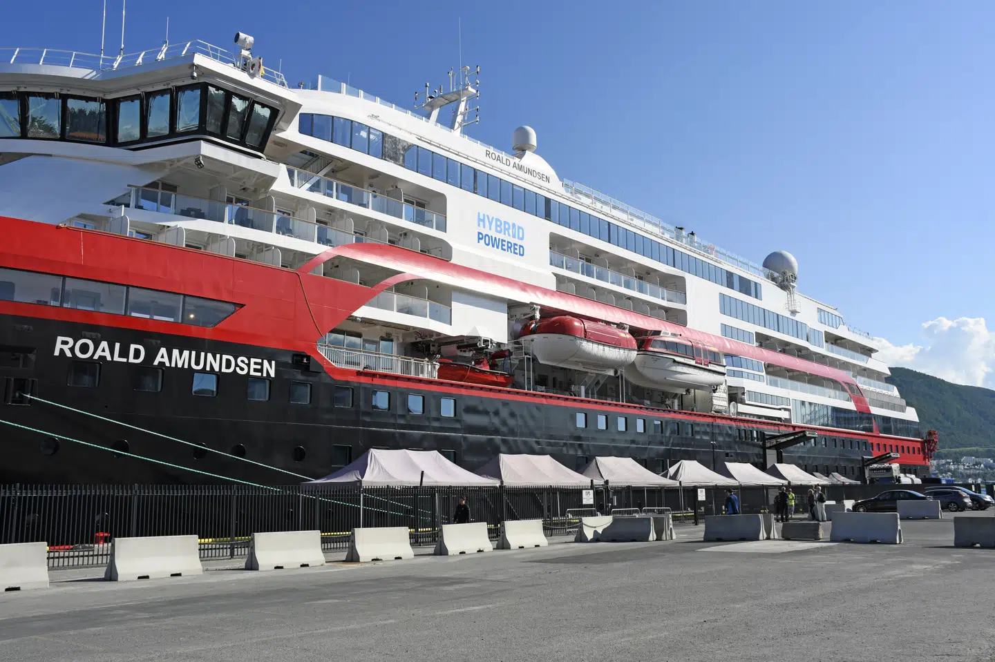 Hurtigrutens passagerskib Roald Amundsen holdes fredag isloeret på havnen i den nordnorske by Tromsø, efter flere besætningsmedlemmer er testet positiv for coronavirus. Rune Stoltz Bertinussen/Ritzau Scanpix
