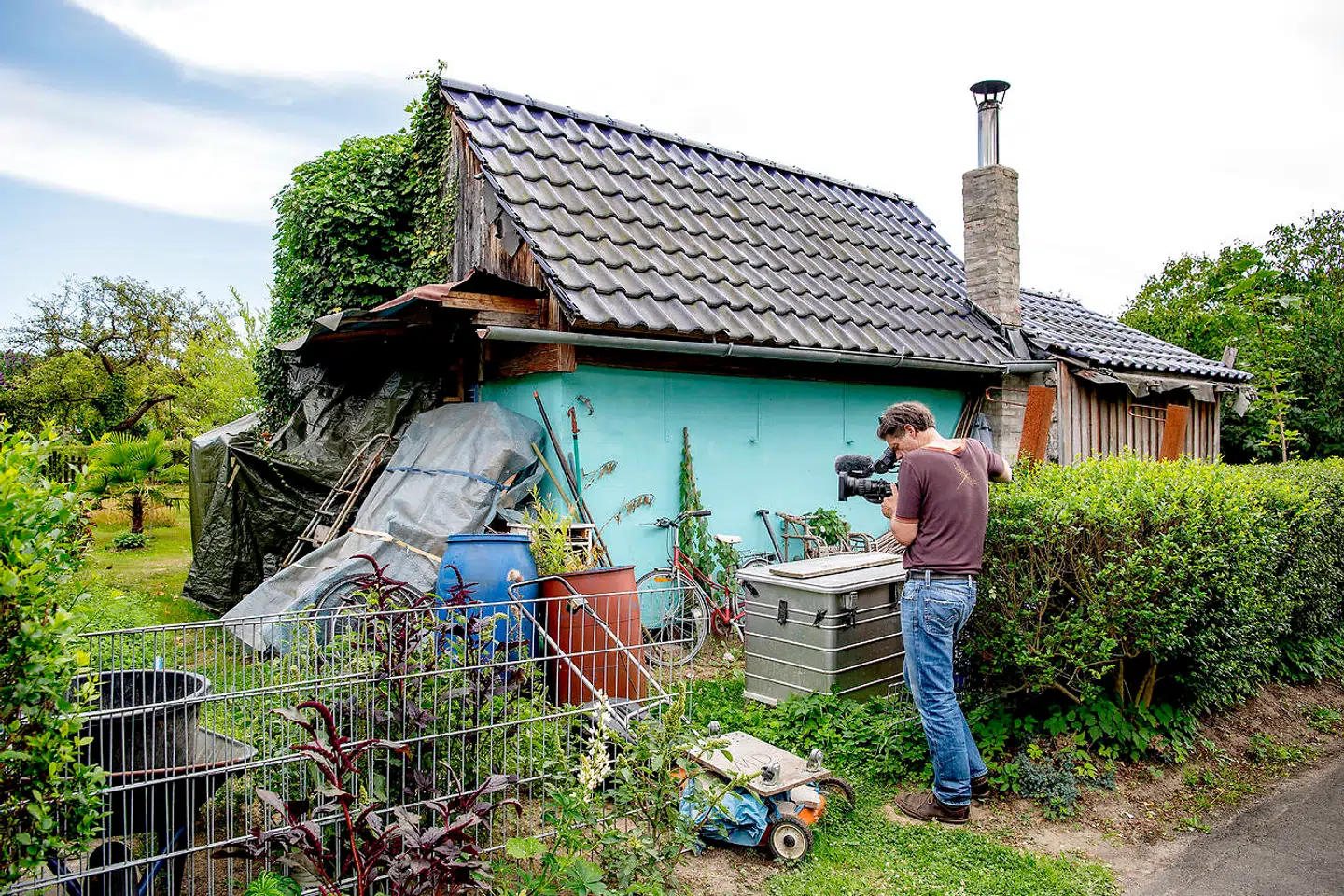 Efter det tyske politi i tre dage har gravet efter spor i Christian B' s gamle kolonihave i Seelze nær den tyske by Hannover i forbindelse med britiske Madeleine McCanns forsvindingssag, flyttede fokus torsdag d. 30. juni til kolonihaven Kennelblick i Braunschweig en times kørsel væk. Også her ejede Christian B. i en årrække et kolonihavehus. Hele den internationale presse rykkede til Braunschweig og det lille turkisefarvede hus, mens de lokale ventede spændt på, om politiet også ville dukke op her. Det gjorde de ikke.