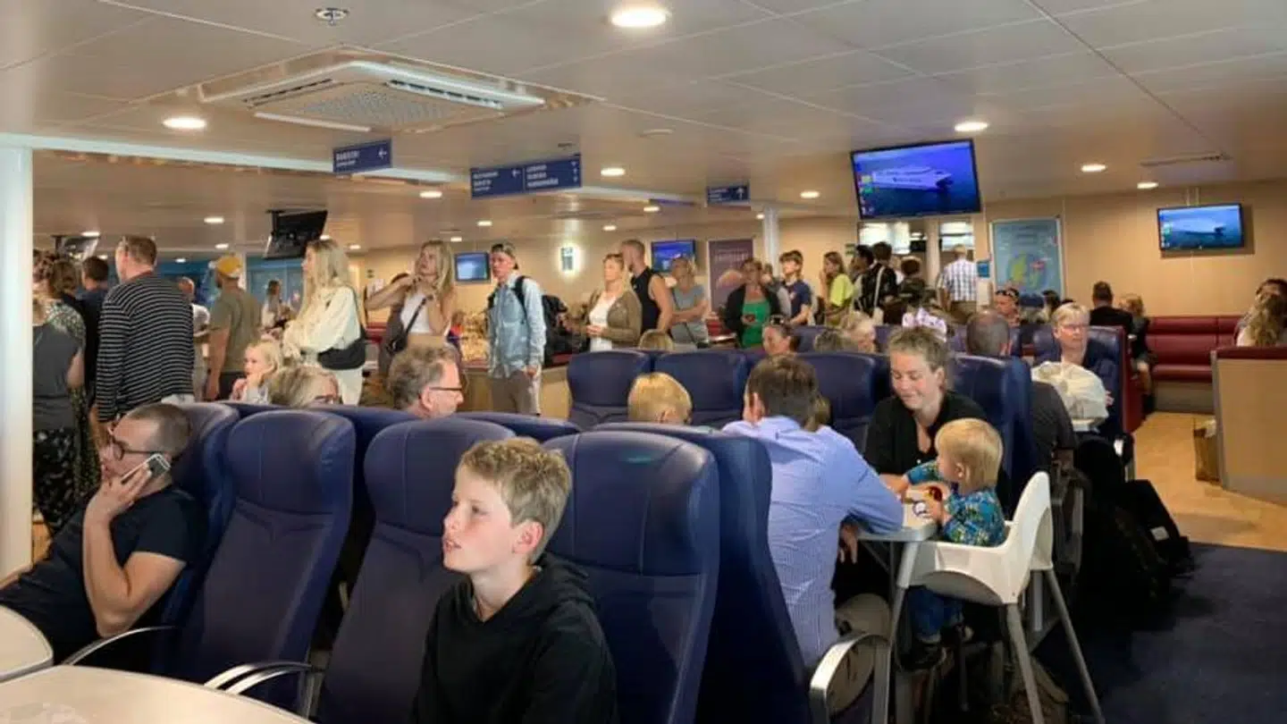 Det kan være svært at holde afstand, når man står i kø på færgen for at hente mad. Molslinjen. Foto: Henrik Hestbæk Nissen/Privat/Facebook.