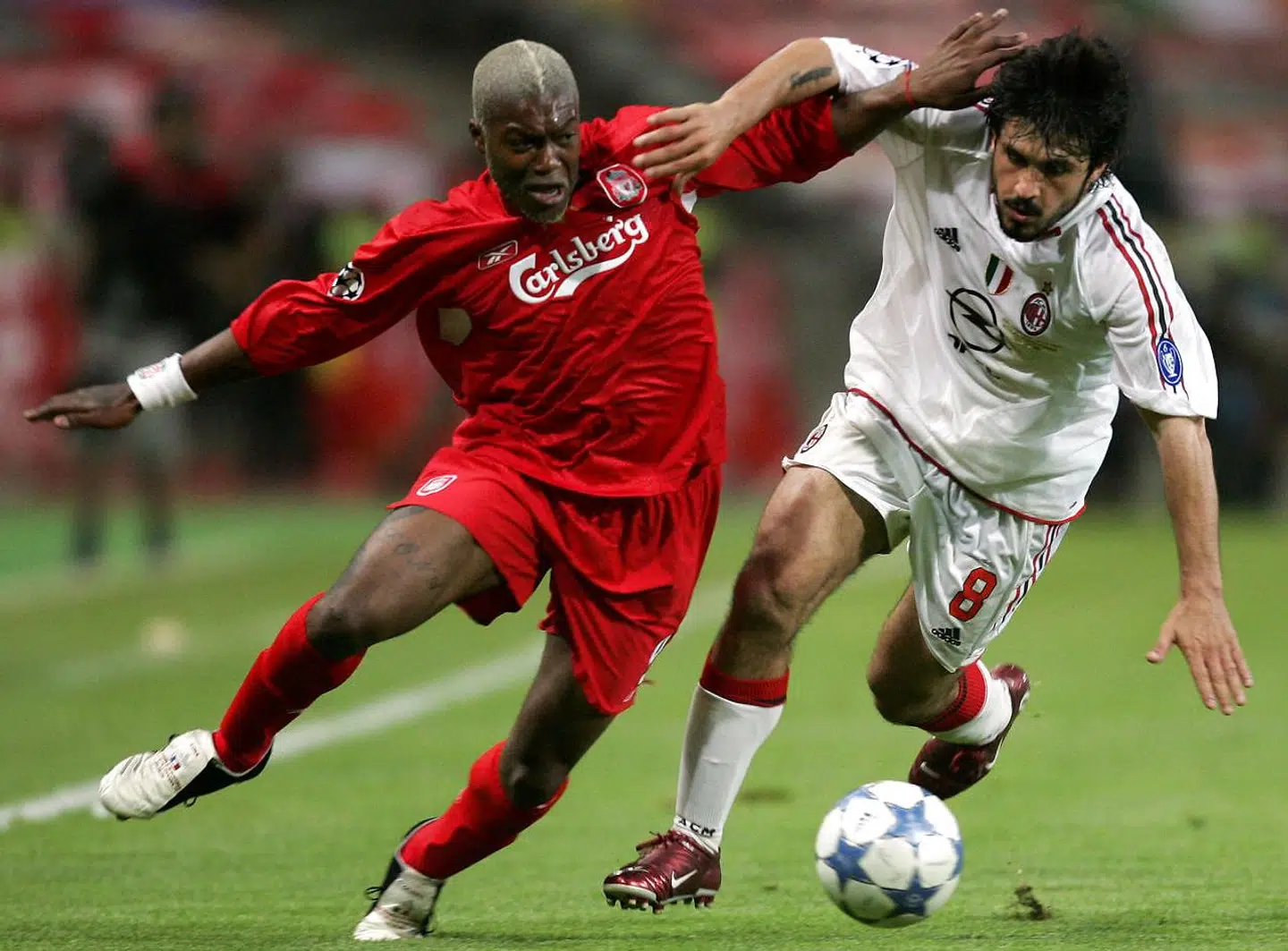Djibril Cisse i aktion mod AC Milans Gennaro Gattuso under Champions League-finalen i 2005. En kamp, som Liverpool endte med at vinde efter straffesparkskonkurrence.