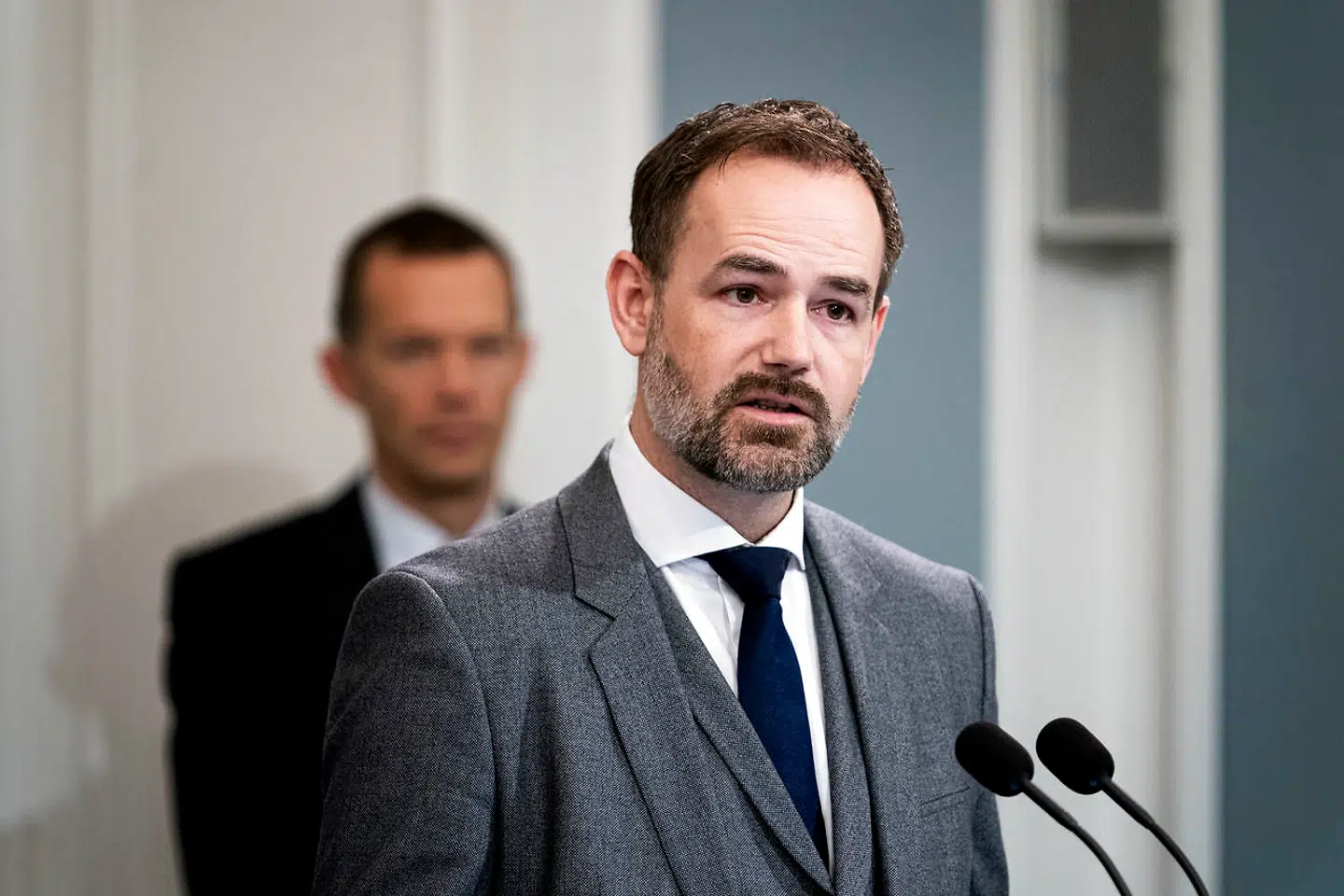 Aarhus har store problemer med at kradse penge ind fra indvandrere, som har fået udbetalt mange hundrede tusinde kroner for at bosætte sig i deres hjemland. Når de så fortryder og vender tilbagetil Danmark, så betaler de ikke pengene tilbage. Her er det borgmester i Aarhus, Jacob Bundsgaard.