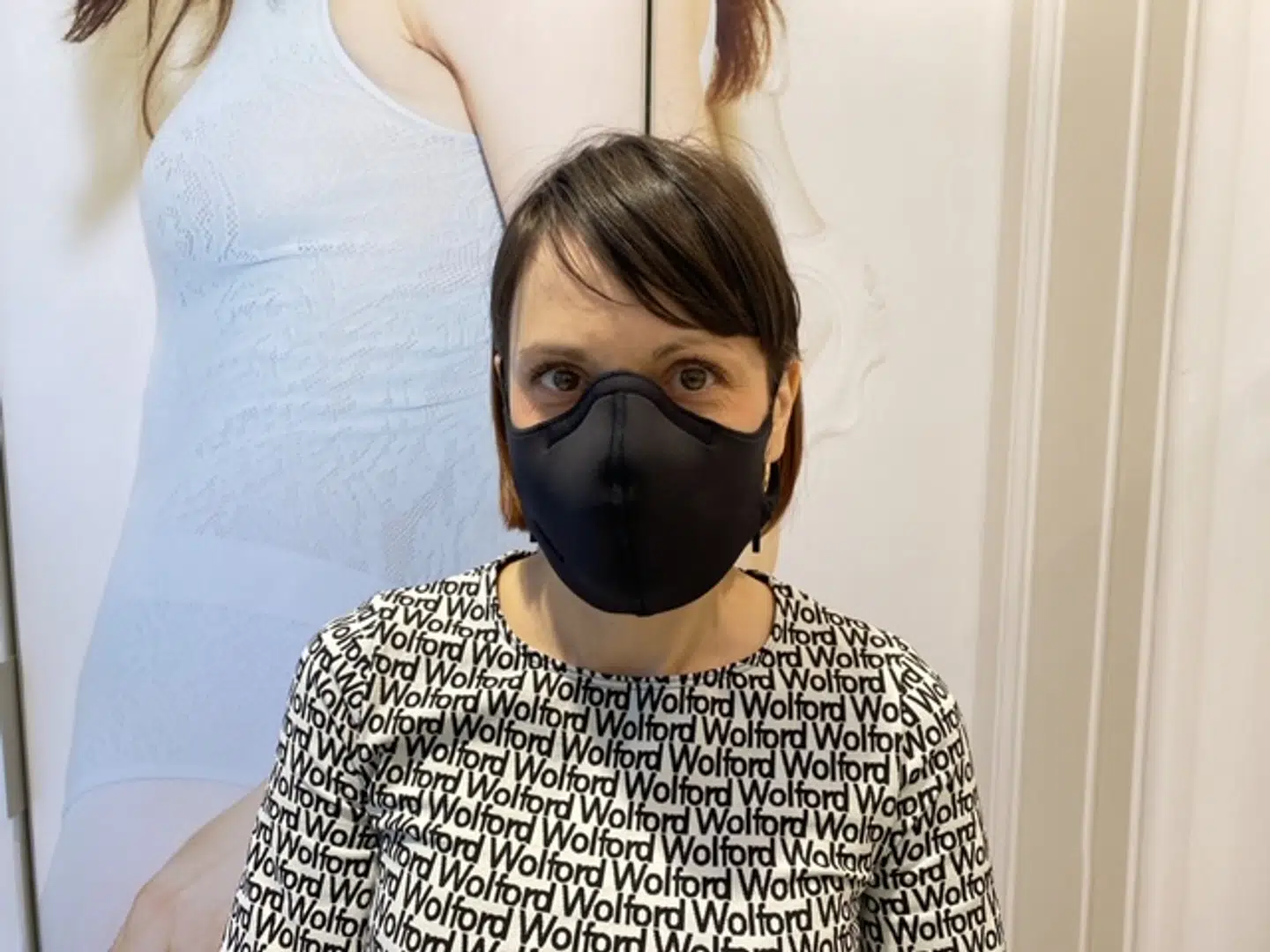 De ansatte i Wolfords butikker i Danmark bærer ikke mundbind, men B.T. har fået Karolina Zarzycka, Clienteling Ambassador hos Wolford, til at vise, hvordan det ser ud, når man tager det på.
