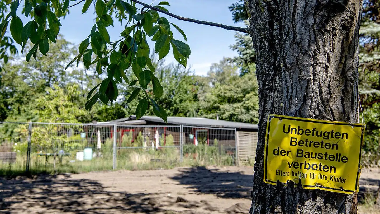 Under kolonihaven har efterforskerne afsløret fundamentet til en skjult kælder under jorden. I dag er alle spor efter både hus, kælder og politiets tilstedeværelse helt væk.