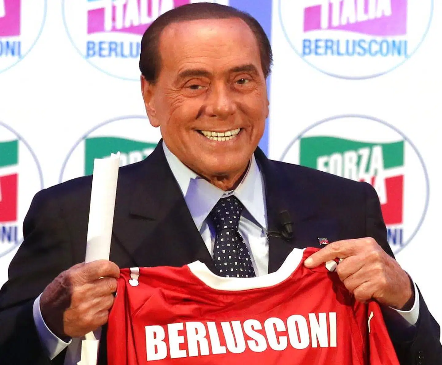 Silvio Berlusconi er ejer og manden bag AC Monza. Tidligere har han også stået i spidsen for storholdet AC Milan.