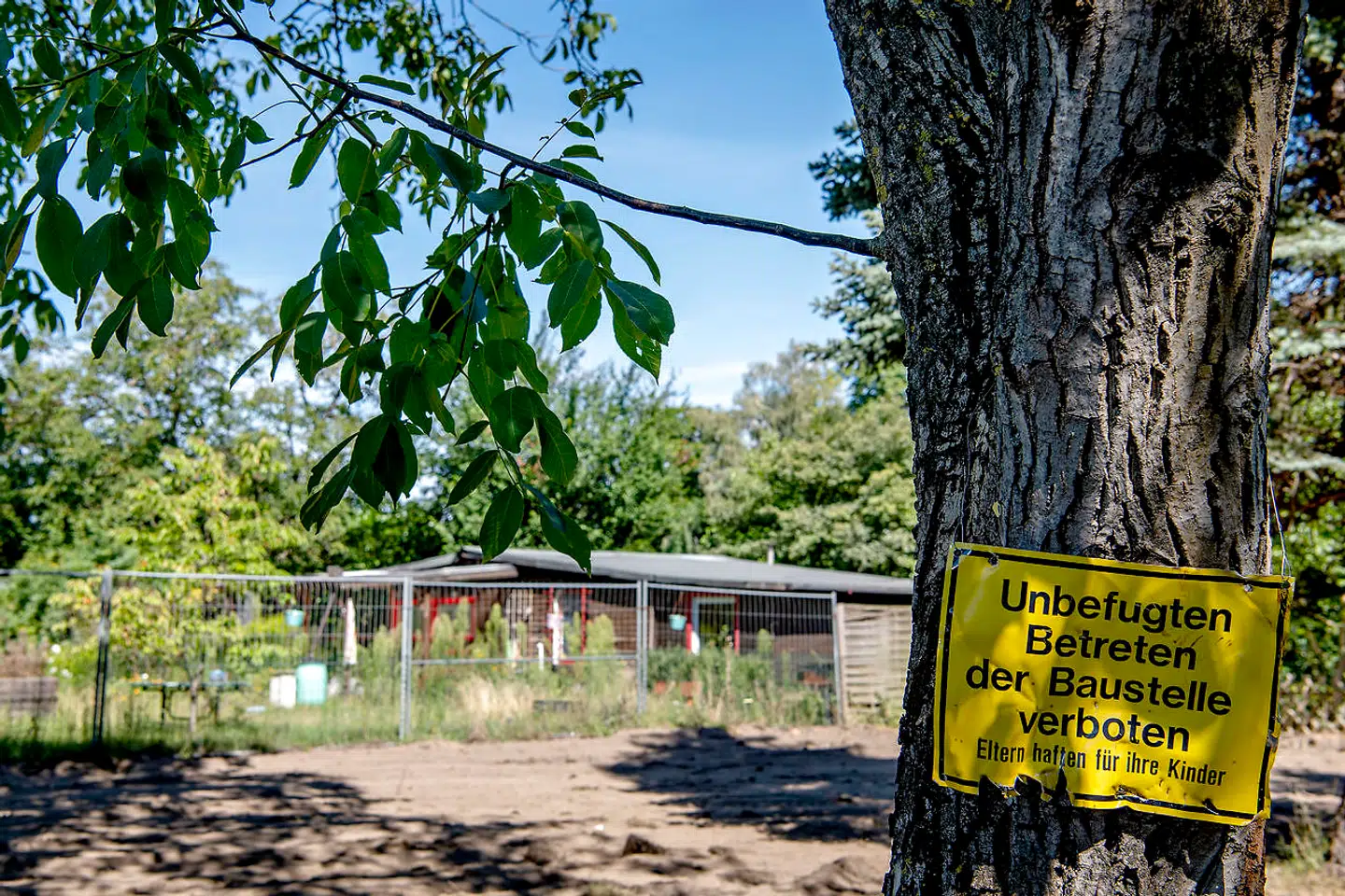 Kolonihaven i Seelze nær den tyske by Hannover, hvor politiet i tre dage har gravet med gravemaskiner, scannet med jordradarer og undersøgt med politihunde i forbindelse med britiske Madeleine McCanns forsvindingssag. Under kolonihaven, som tidligere har været ejet af den mistænkte Christian B, der er dømt for flere seksualforbrydelser – heraf flere mod mindreårige – har efterforskerne afsløret fundamentet til en skjult kælder under jorden. I dag er alle spor efter både hus, kælder og politiets tilstedeværelse helt væk.