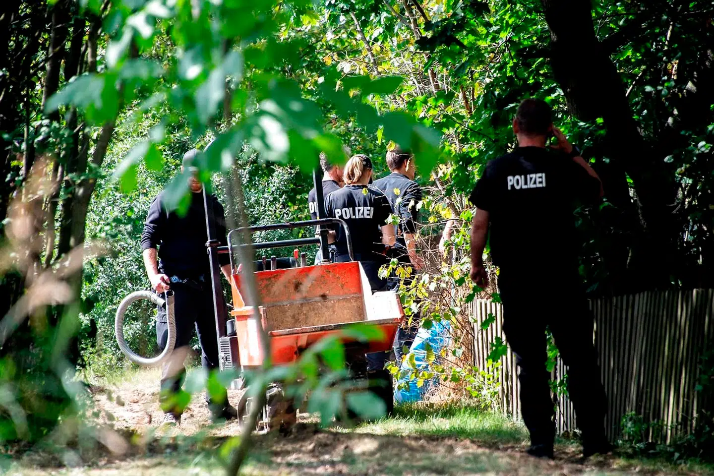 Tysk politi arbejdede talstærkt med maskiner og spader i den grove jord. Her fandt de en kælder tilhørende huset, hvor Christian B i 2007 boede. AFP.