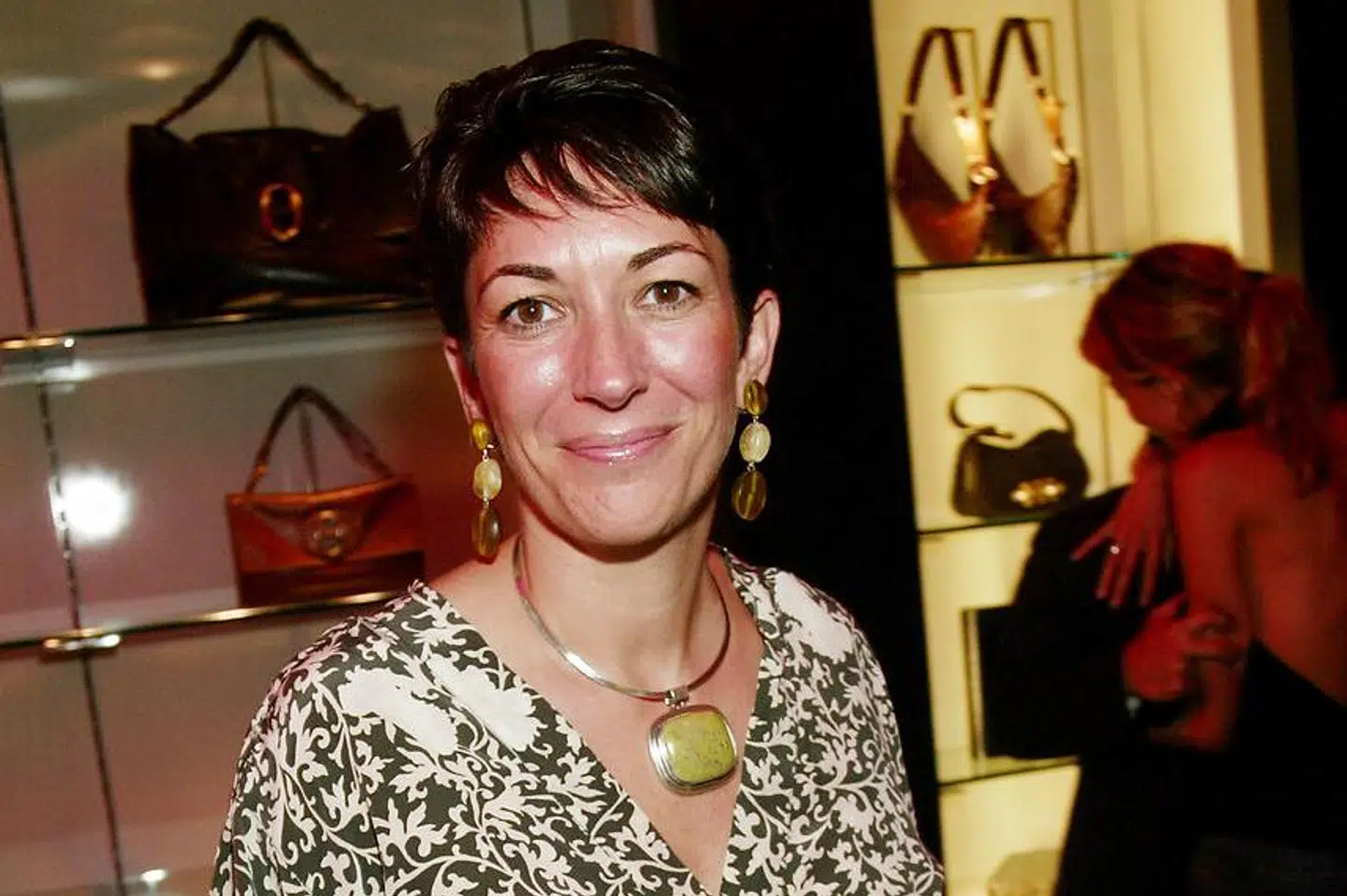 Livet på første klasse er slut for 58-årige Ghislaine Maxwell. Her ses hun ved åbningen af en ny eksklusiv Yves Saint Laurent-boutique i New York i sine velmagtsdage.
