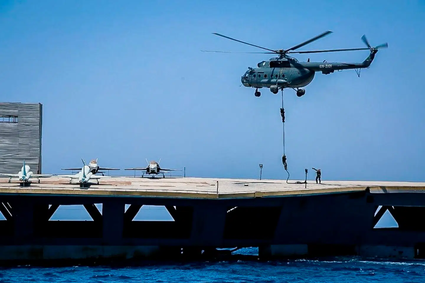 Her rapeller soldater fra en russisk fabrikeret helikopter ned på det falske hangarskib.