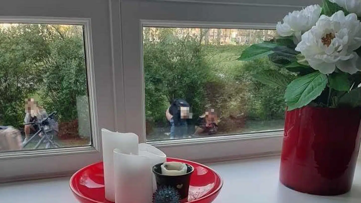 Det er både piger og drenge såvel som voksne, der bruger buskene som nødtoiletter.