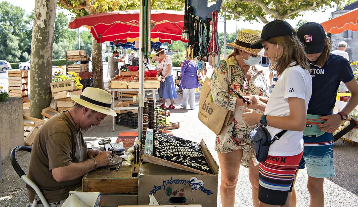 På et ugentlige marked kender alle til den danske kongefamilie. Ikke kun fordi kongefamilien handlede på markedet, men også fordi den lille by anser familien for at være lokale. Og her følger man med i hinandens liv.