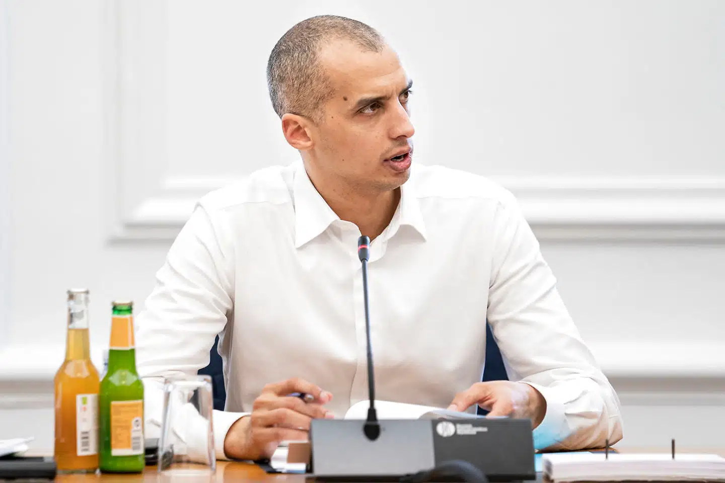 Udenlandske ægtefæller og faste samlevere kan nu igen få lov at rejse ind i Danmark, oplyser integrations- og udlændingeminister Mattias Tesfaye (S).