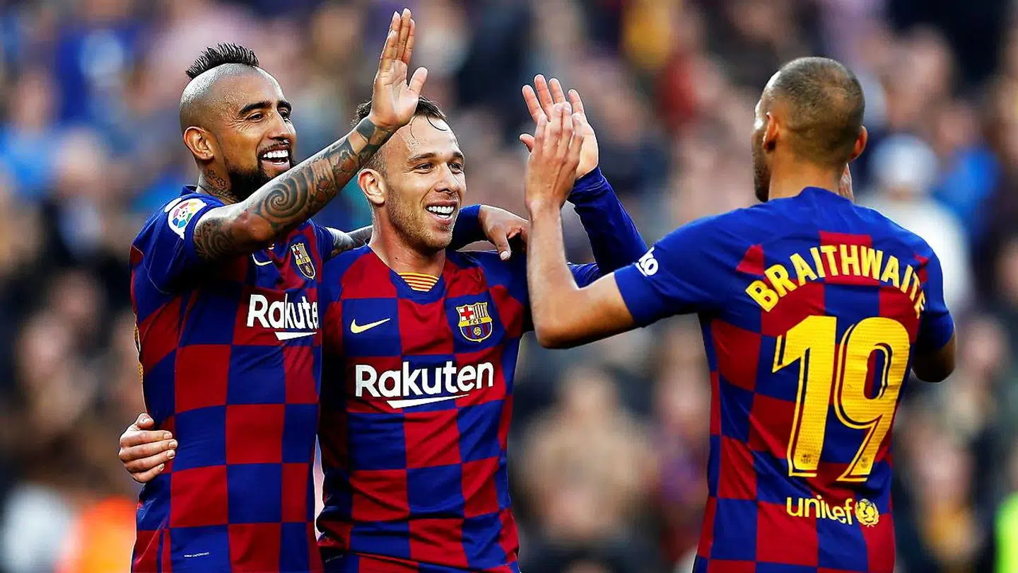 Arthur Melo jubler med holdkammeraterne Arturo Vidal og danske Martin Braithwaite.
