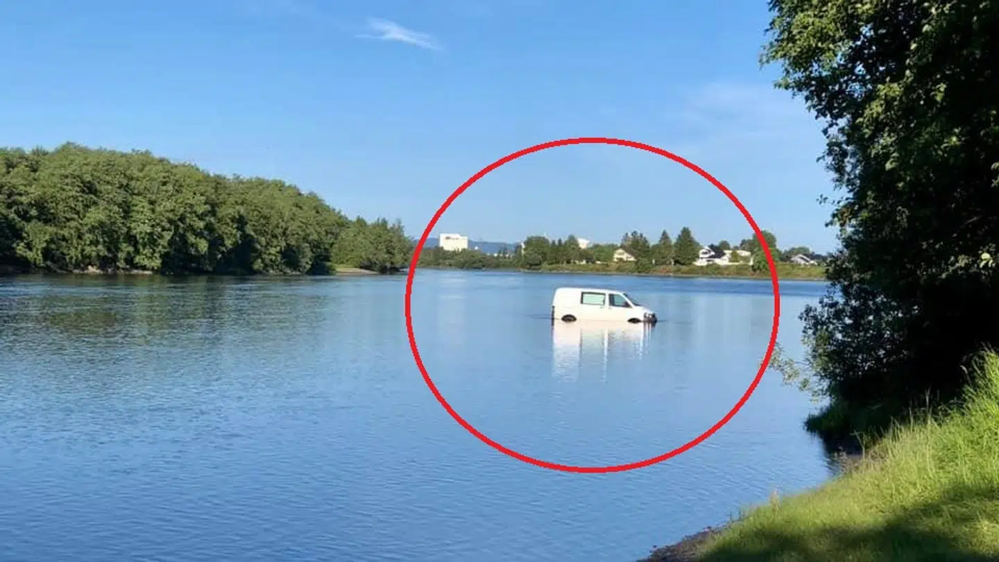 Parret vågnede op til dette syn efter at have parkeret deres bil tæt på elven.