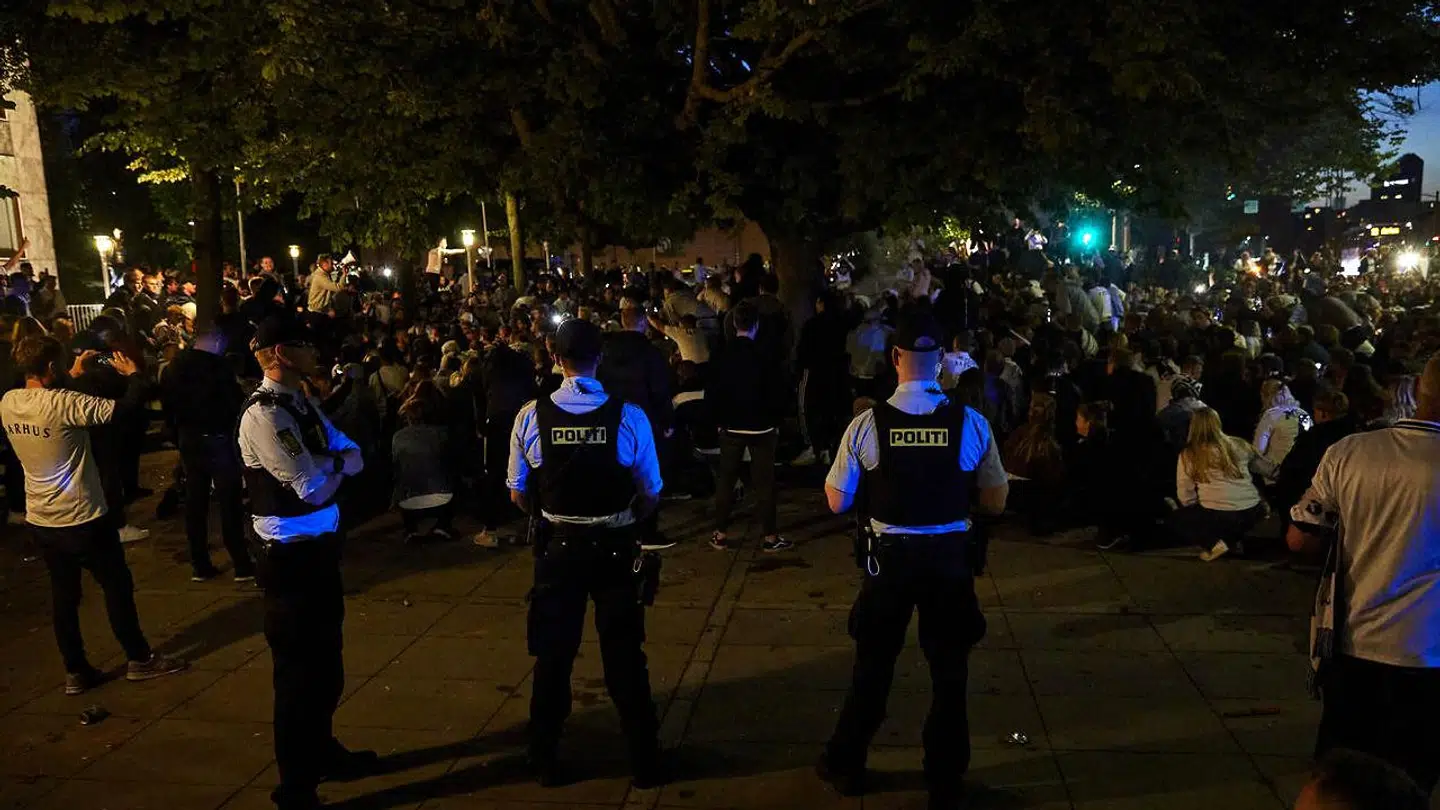 De mange jublende AGF-fans på Rådhuspladsen i Aarhus var under opsyn fra Østjyllands Politi.